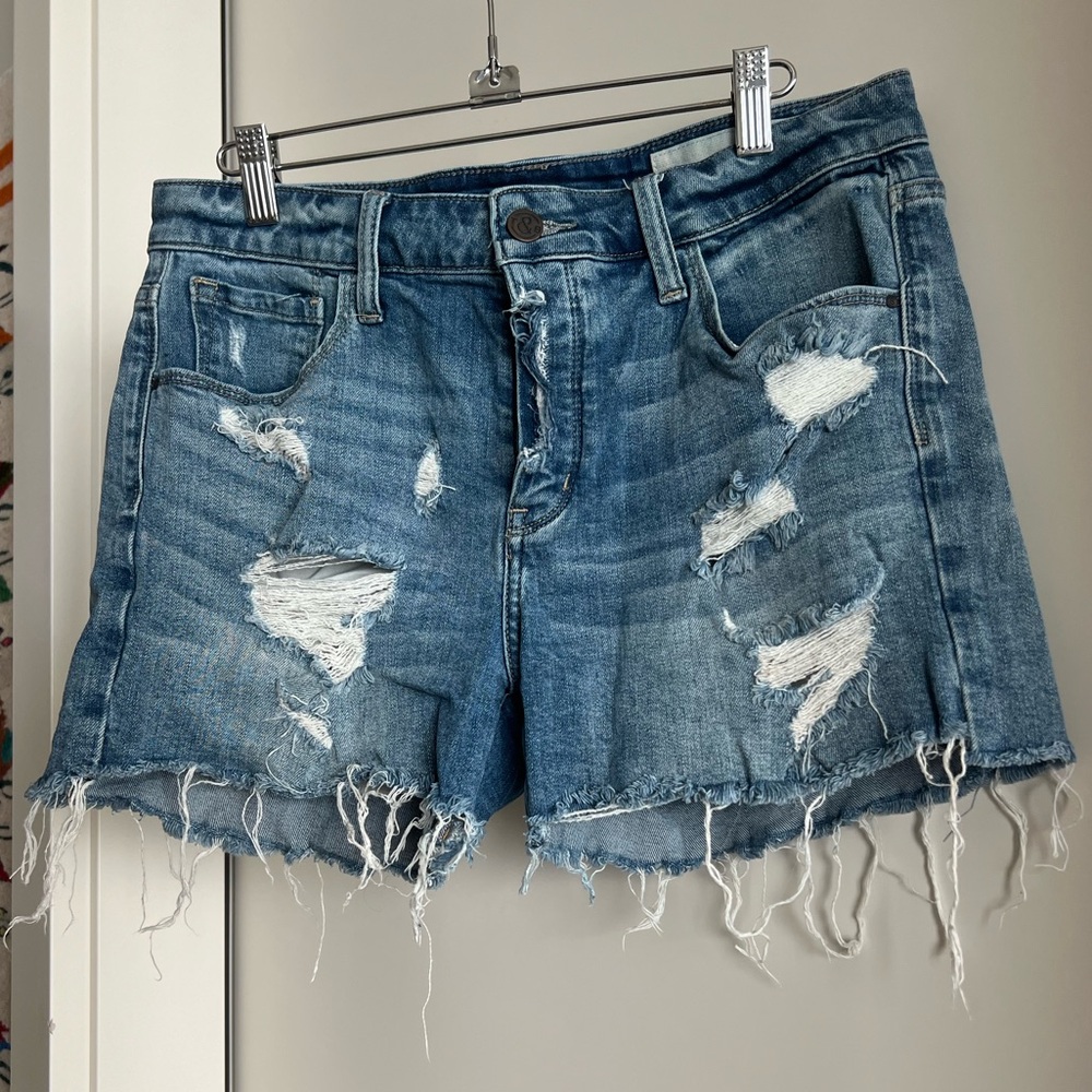 Treasure & Bond 16.25” flat Distressed Shorts